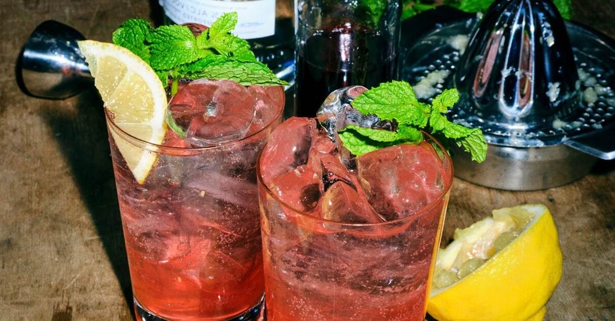 Grenadine Shake – farverig milkshake med pink og hvide nuancer, serveret i et højt glas og pyntet med sugerør og flødeskum