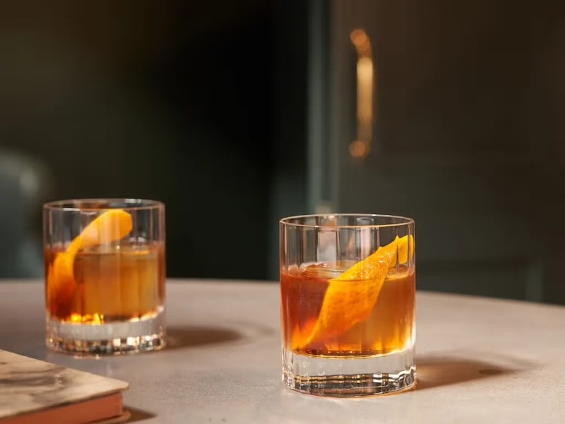 The Bold Cocktail serveret i et lowball-glas med is og mørk, intens farve – en kraftfuld og sofistikeret drink.