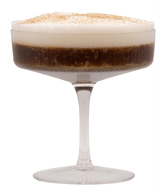 Pumpkin Pie Espresso Martini serveret i et klassisk martiniglas, med cremet skum og støv af krydderier – en efterårs-inspireret cocktail med græskar og kaffe.