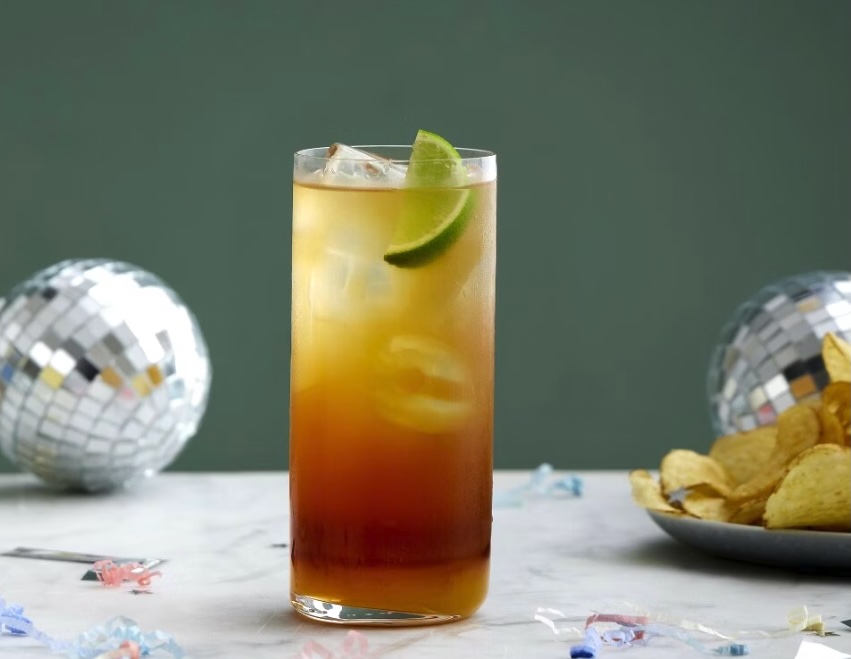 Mango Stag cocktail serveret i et lavt glas med isterninger, gul-orange farvetone og garnering – en tropisk og indbydende drink med mango og karakter.
