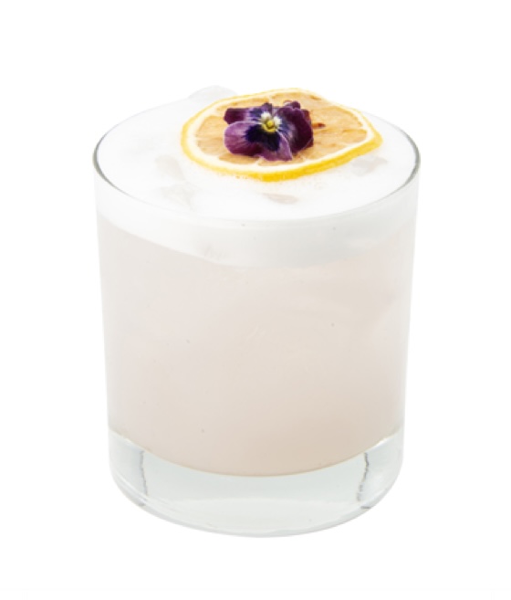 Memorial Day Sour cocktail serveret i et lavt glas med skumtop, pyntet med et lille amerikansk flag – farverig og patriotisk drink med festlig præsentation.